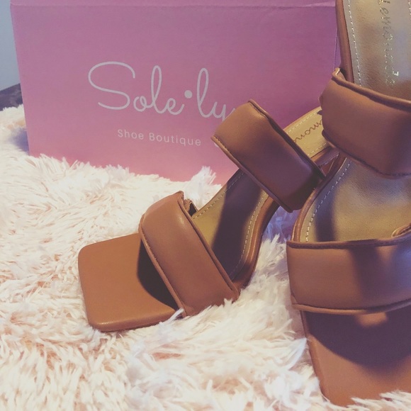 Tan padded heels - Picture 3 of 3